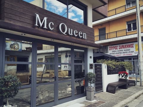 Mc Queen Rooms & Apartments, Front of property