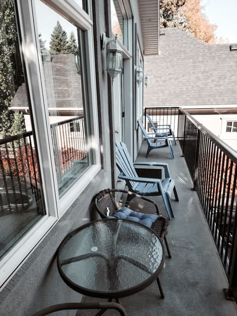 Along River Ridge, Room