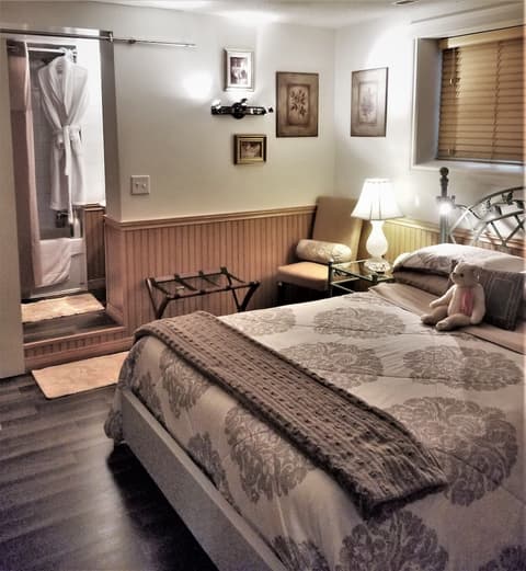 Along River Ridge, Room