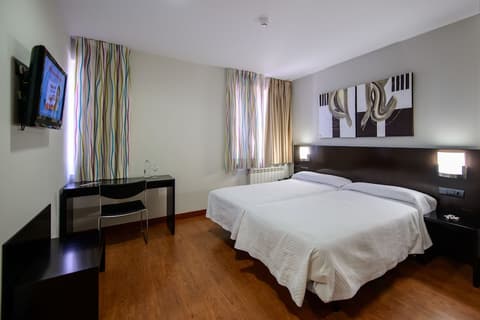 El Paso Honroso, Room