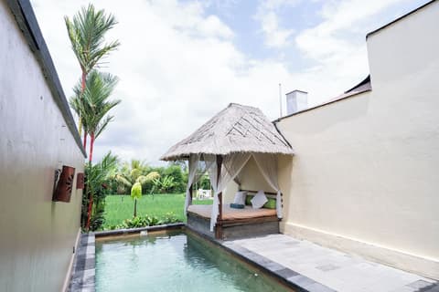 Alam Puisi Villa, Private pool