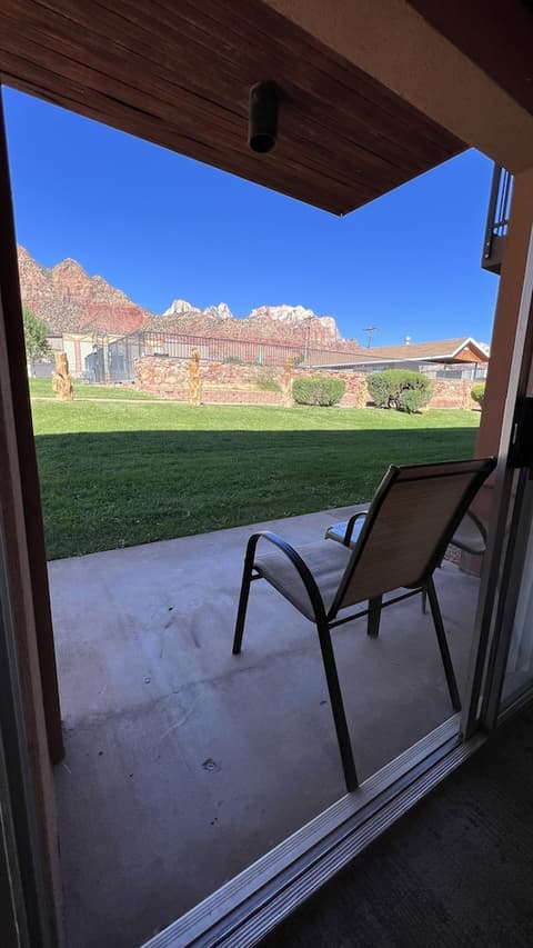 Bumbleberry Inn, Terrace/patio