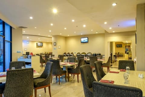 Almadera Hotel Makassar, Restaurant
