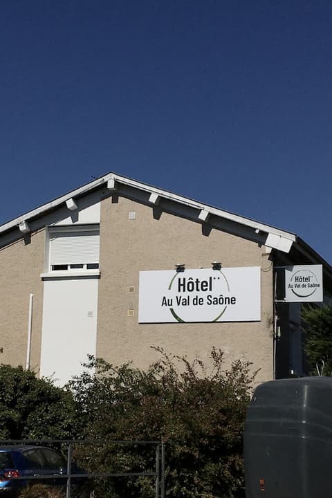 Hotel du Val de Saône, Front of property