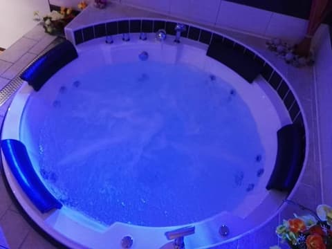 Hotel Paradiso, Indoor spa tub