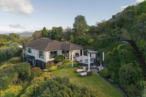 Bayview Valley Lodge, Front of property