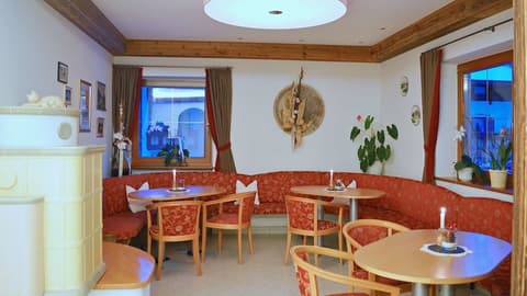 Hotel Trenker, Interior entrance