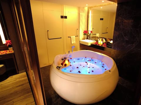 Ayathorn Bangkok, Bathroom