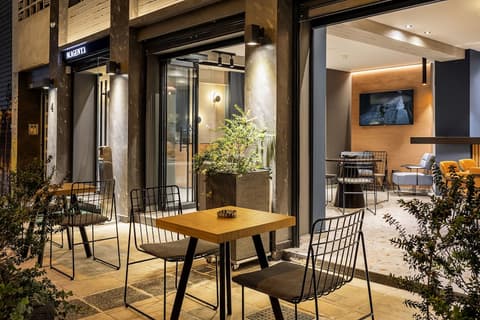 Bob W Akadimia Athens, Exterior