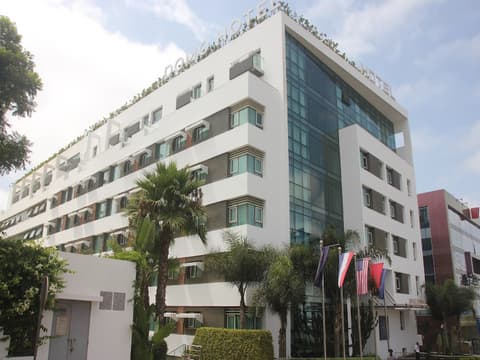 Domo Casablanca, Front of property