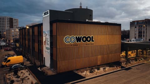 Cowool Avignon, Front of property