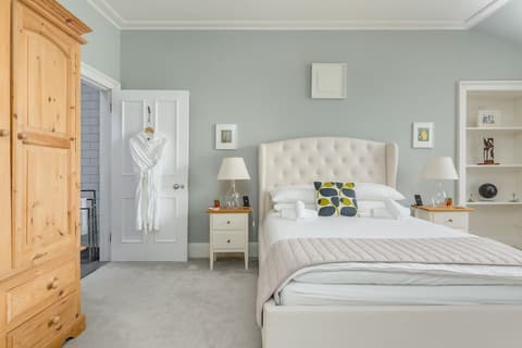 Crescent House, Room