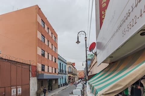 Ayenda Continental Mexicano, Front of property