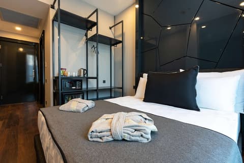 Lucky Monkey Hotel, Room