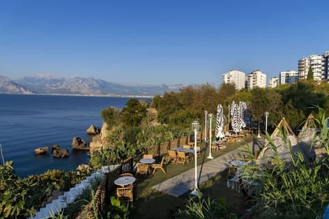 Lucky Monkey Hotel, Restaurant