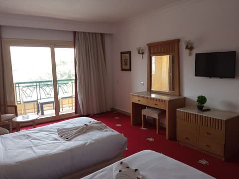 Regency Pyramids, Room