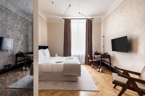 Zola Hotel - Palais de Bohème, Room