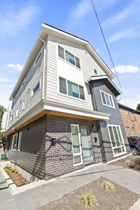 Ballard's sweet suites, Exterior