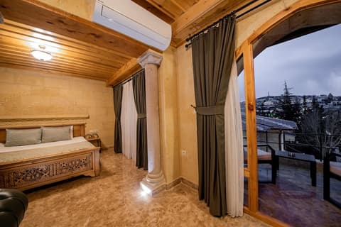 Cratus Stone Palace, Room