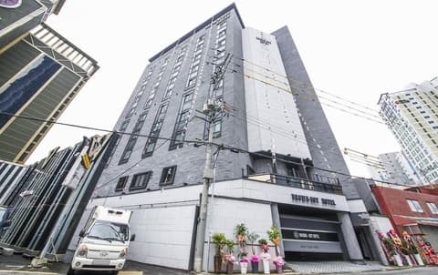 Gupo Brown-Dot Hotel, Exterior