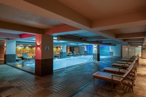 Windsor Hotel & Convention Center, Indoor pool