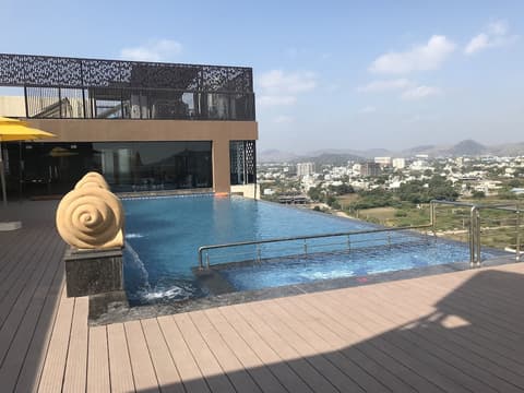 Howard Johnson by Wyndham Udaipur Roop Nagar, Pool