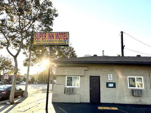 Super Inn, Front of property