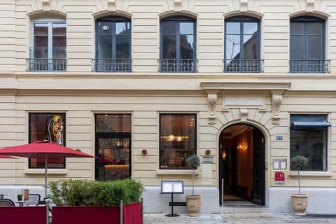 Hotel De Cambis, Front of property