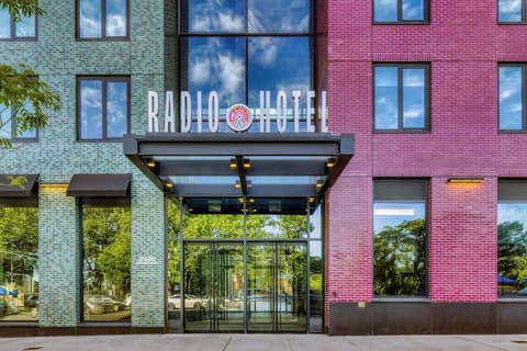 Radio Hotel, Front of property
