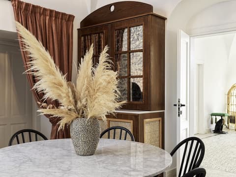 La Maltese Estate, Lobby