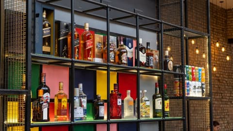 Selina Salta, Bar (on property)