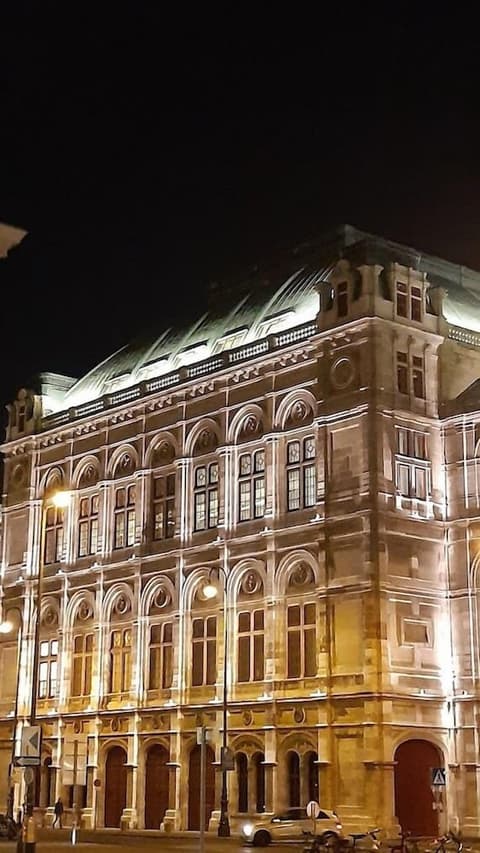 Westend City Hostel GmbH, Theater show