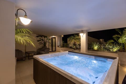 Lazar Lux Suites - Ammoudara, Private spa tub