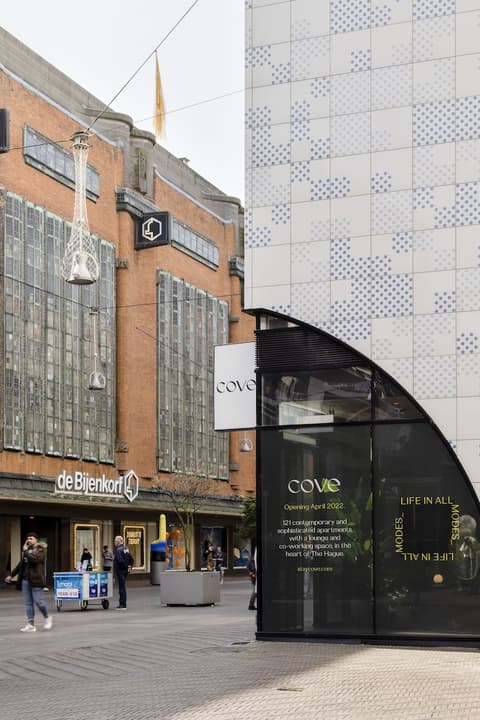 Cove Centrum, Front of property