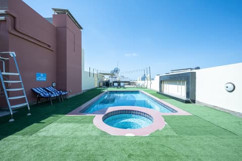 Pearl Swiss Hotel, Rooftop pool