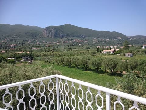 Giannis Studios Alykes, Exterior