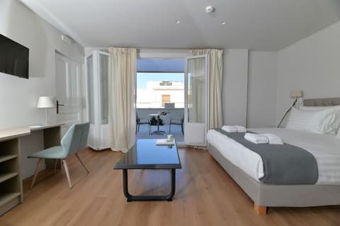 1900 Athenian House, Room