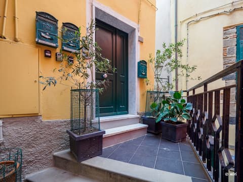 Carmelina Tiny Village Room, Front of property