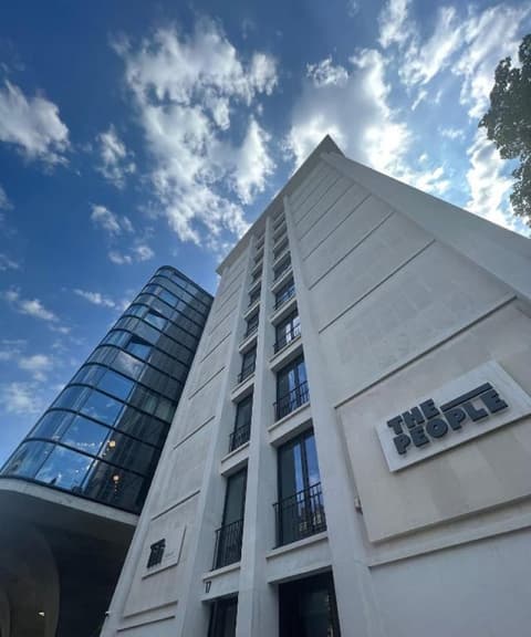 The People Paris Marais, Front of property