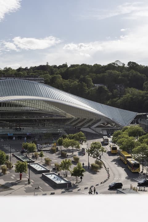 YUST Liège, Exterior