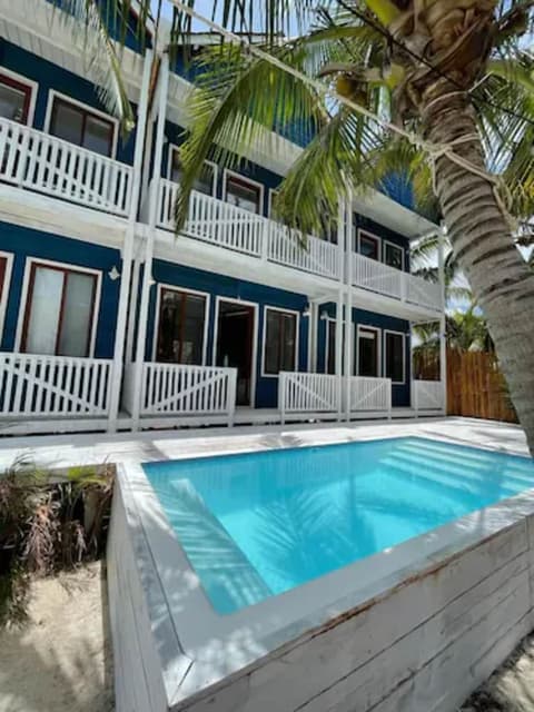 Marina Sunrise, Pool