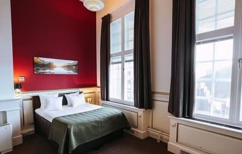 The Velvet Lodge, Room