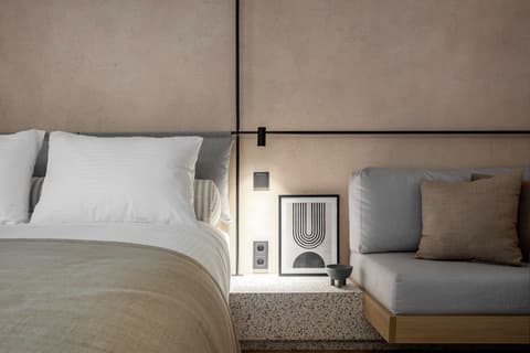 The Newel Psychiko, Room