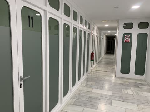 Sunny Room, Interior entrance