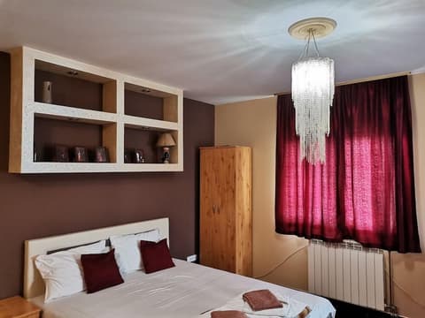 Airport Apartments, Room