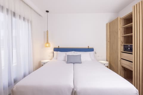 Esmeralda Cotillo Homes by LIVVO, Room