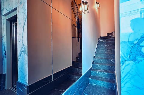 Cinematique, Interior entrance