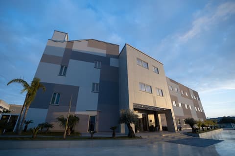 Building Hotel, Front of property