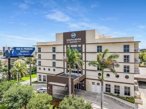 South River Suites, Front of property