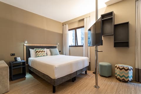 Charlie Alphaville, Room